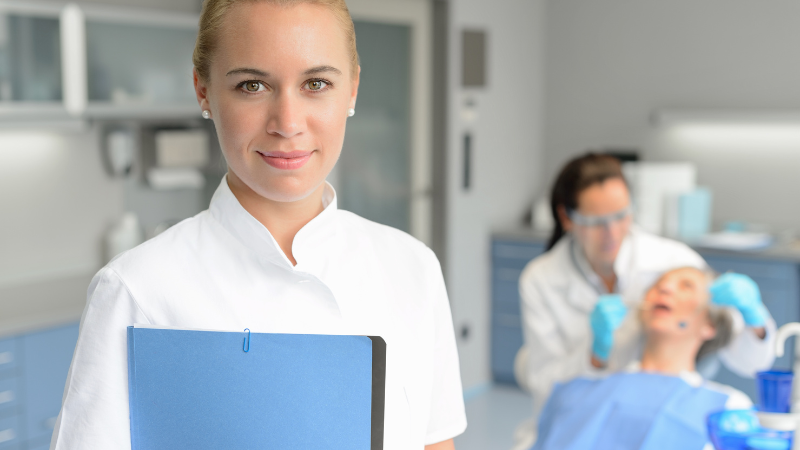 Il ruolo dell’Assistente alla Poltrona negli Studi Odontoiatrici Il ruolo dell’Assistente alla Poltrona negli Studi Odontoiatrici
